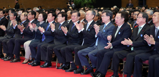 문재인 대통령은 5일 중소기업의 수출활성화로 일자리를 늘리고 양극화를 해소하자고 강조했다. 문 대통령 등 참석자들이 이날 오전 서울 강남구 코엑스에서 열린 제54회 무역의 날 기념식이 시작되자 박수를 치고 있다.  연합뉴스